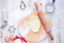 Massa de biscoito, ingredientes e cortadores de biscoito de Natal — Fotografia de Stock