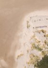 Vista aérea da praia arenosa com espreguiçadeiras — Fotografia de Stock