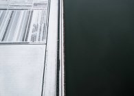 Primo piano di una porta di metallo bianca e nera e gialla con una finestra — Foto stock