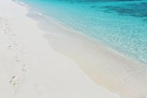 Pegadas na areia em uma praia tropical, Maldivas — Fotografia de Stock