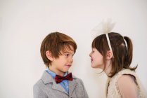 Porträt eines Jungen und eines Mädchens, die einander anschauen — Stockfoto