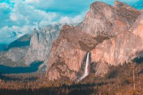 Водопад Свадебная вуаль в Национальном парке Йосемити, Калифорния, США — стоковое фото