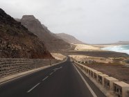 Vista panorámica de la carretera costera, Calhau, Sao Vicente, Cabo Verde - foto de stock