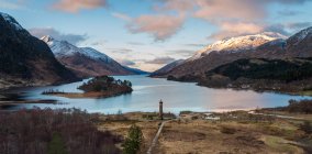Scenic view of Glenfinnan Monument by Loch Shiel, Highland, Scotland, UK — Stock Photo