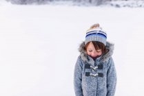 Ritratto di giovane ragazza fuori nella neve — Foto stock