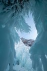 Мальовничий вид на синій льоду і бурульок, Іркутській області Сибіру, Росія — стокове фото