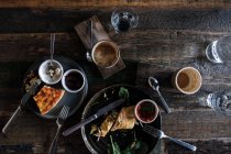 Омлет, запеканка из творога с черникой и кофе на завтрак — стоковое фото