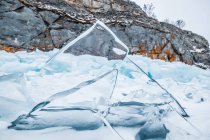 Nahaufnahme von rissigem Eis auf einem zugefrorenen See, Sibirien, Russland — Stockfoto