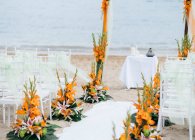 Свадебная церемония с цветами и свечами на пляже — стоковое фото