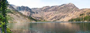 Vista panorámica del majestuoso paisaje con lago y montañas - foto de stock