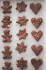 Visão aérea de biscoitos de chocolate crus em uma bandeja de cozedura — Fotografia de Stock