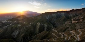 Pôr do sol sobre o vulcão Monte Etna e o golfo de Catania visto de Taormina, Sicília, Itália, Europa — Fotografia de Stock