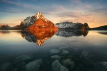 Malerischer Blick auf Berglandschaft bei Sonnenaufgang, Lofoten, Norwegen — Stockfoto
