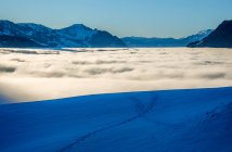 Vista panorâmica dos picos da montanha através do nevoeiro, Suíça — Fotografia de Stock
