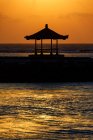 Silhouette d'un gazebo sur la plage, Sanur, Bali, Indonésie — Photo de stock