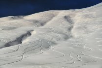 Luftaufnahme von verschneiten Bergen mit Skipisten — Stockfoto