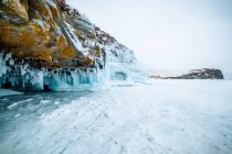 Grotta ghiacciata nel paesaggio rurale, Siberia, Russia — Foto stock