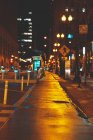 Empty city street at night, Chicago, Illinois, Estados Unidos - foto de stock