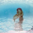 Хлопчик під водою у басейні в окрузі Орандж (Каліфорнія, США). — стокове фото