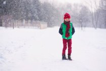 Garçon marchant dans la neige le jour d'hiver — Photo de stock