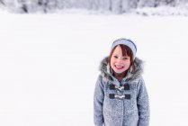 Портрет молодой девушки на улице в снегу — стоковое фото