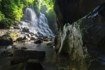 Vista panorâmica da cachoeira Kanto lampo, Gianyar, Bali, Indonésia — Fotografia de Stock