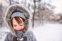 Retrato de uma menina sorridente em pé em uma paisagem rural de inverno — Fotografia de Stock