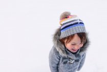 Retrato de niña afuera en la nieve - foto de stock