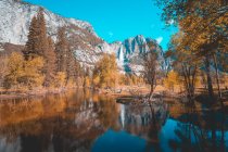 Vista panorâmica de Yosemite Falls, Yosemite National Park, Califórnia, Estados Unidos da América — Fotografia de Stock