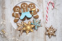 Gingerbread cookies on a cake stand — Stock Photo