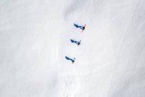 Повітряний постріл лижників на засніженій горі — стокове фото