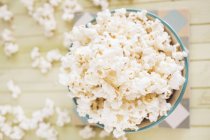 Primo piano di una boccia di popcorn su un tavolo — Foto stock