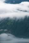 Vista panorámica del fiordo de Geiranger en la niebla, More og Romsdal, Noruega - foto de stock