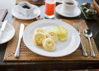 Délicieux petit déjeuner crêpes servi à table — Photo de stock