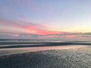 Vista panorâmica da praia ao pôr do sol, Rindby Strand, Fanoe, Dinamarca — Fotografia de Stock