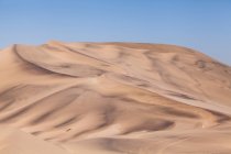 Vista panorámica de la duna de arena en el paisaje del desierto, Namibia - foto de stock