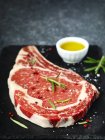 Roh gealtertes Steak auf schwarzem Hintergrund — Stockfoto