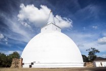 Vista panorámica de la Stupa budista, Avukana, Sri Lanka - foto de stock