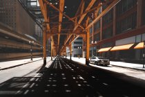Vista panorámica de Road under the Chicago Loop, Illinois, Estados Unidos - foto de stock