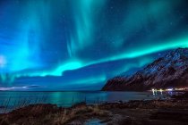 Мальовничим видом з Північним сяйвом, Vareid, Flakstad, прибуття, Nordland, Норвегія — стокове фото