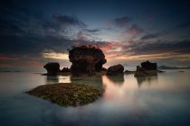 Vista panorámica de la formación de rocas costeras, Kertasari, Sumbawa, West Nusa Tenggara, Indonesia - foto de stock