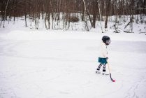 Ragazza che gioca a hockey su ghiaccio — Foto stock