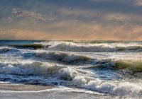 Vista panorámica de olas estrellándose en la playa, Bulgaria - foto de stock