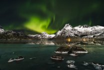 Vue panoramique sur les aurores boréales, Lofoten, Flakstad, Nordland, Norvège — Photo de stock