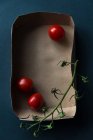 Vista close-up de tomates cereja em uma caixa — Fotografia de Stock