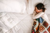 Прелестная девушка спит на кровати — стоковое фото