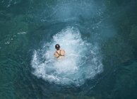 Blick auf eine Frau, die im Meer schwimmt, Malta — Stockfoto