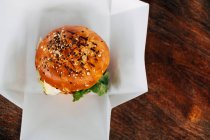 Свіжий гамбургер на столі, вид крупним планом — стокове фото