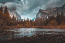 Vista panorámica del río Merced, Parque Nacional Yosemite, California, Estados Unidos - foto de stock
