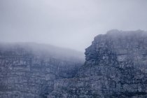 Bella vista sulle montagne rocciose il mattino nebbioso — Foto stock